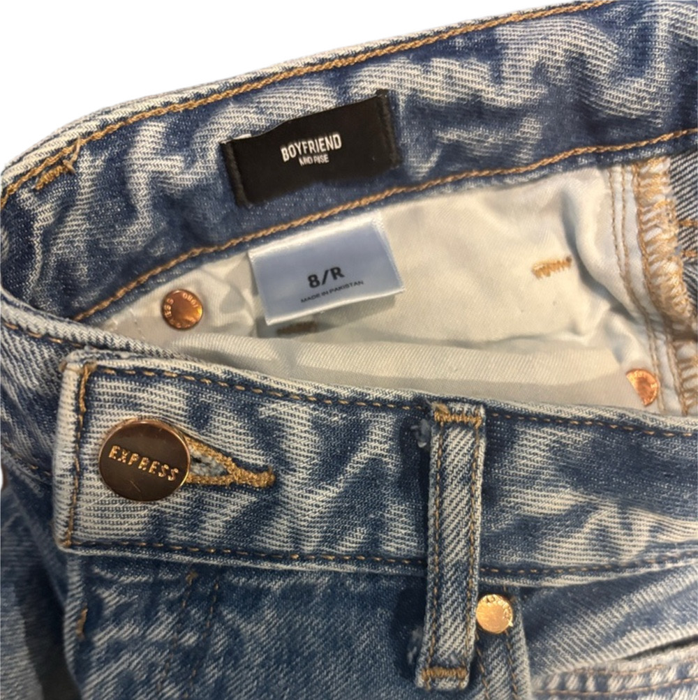 Express Boyfriend Jeans Mid Rise Light Wash Distressed Denim Women’s Size 8 - Picture 3 of 6